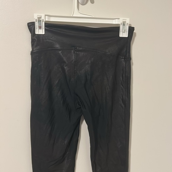 Spanx Black Faux Leather Shiny Leggings Size Medium Petite - Picture 4 of 5